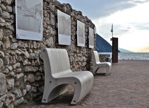 panchine, mare, muro, pietre, sassi, lampione, due, manifesti, lago, fotografie, foto, quadri
