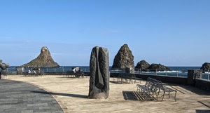 mare, panchine, scogli, rocce, cielo, acqua, ombra, massi, faraglioni, piazza, onde, ringhiera, roccia, ombre, azzurro
