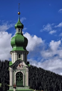 campanile, orologio, verde, montagna, nuvole, cielo, alberi, pineta, cupola, guglia