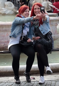 due, ragazze, fontana, selfie, autoscatto, rosse, donne, sorriso, telefonino
