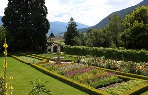 fiori, aiuole, giardino, fontana, prato, siepe, piante, verde, chiesa, alberi, cappella, montagna, montagne, chiesetta, nuvole, paesaggio, erba