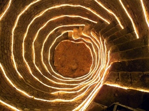 pozzo, spirale, luci, gradini, scala, scalini, chiocciola, scale, luce, scalinata, pietra, terra, paglia, profondità, cerchio, pietre, marrone, mattoni