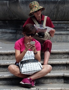 cappello, donne, due, gradini, borsa, scarpe, cellulare, sigaretta, sedute, occhiali, telefono, rosa, scale, gambe, leggere