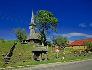 chiesa, alberi, verde, campanile, staccionata, erba, cartello, prato, azzurro, albero, cielo