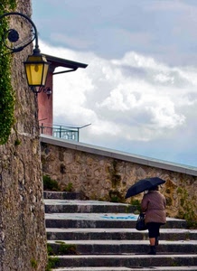 ombrello, lampione, donna, scale, nuvole, pioggia, cielo, muro, scalini, balcone, gradini, scalinata, borsa, lampada, salita, passante, tetto, signora