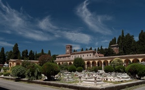 cimitero, tombe, nuvole, alberi, chiesa, archi, campanile, verde, cielo, piante