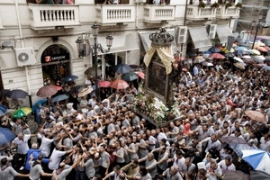 devozione, ombrelli, processione, persone, balconi, fedeli, gente, festa, corona, portantini