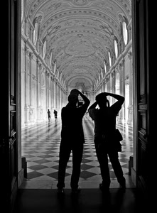 fotografi, galleria, bianconero, due, silhouette, pavimento, soffitto, controluce, porta, persone, stucchi, prospettiva