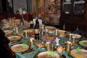 piatti, tavola, bottiglie, bicchieri, posate, vino, natale, imbandita