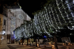 alberi, chiesa, panchine, luci, luminarie, piazza, croce, notturno, strada, rosone, natale, addobbi