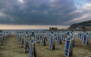 spiaggia, ombrelloni, mare, sdraio, nuvole, sabbia, blu, maltempo, sedie