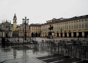 campanile, piazza, biciclette, lampioni, pioggia, tavolini, portici, sedie, monumento, chiesa, statua, lampione, palazzi, bici, torino, tavoli, bagnato, archi