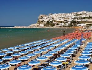 ombrelloni, mare, spiaggia, case, cielo, lettini, acqua, azzurro, sabbia, paese, rosso, verde, blu, alberi, bianco, arancione, borgo