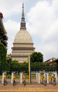 biciclette, cielo, giallo, mole, nuvole, torino, alberi, verde, cupola, piante, bici, siepe, monumento, palazzo, punta, case, antonelliana