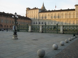 bandiera, piazza, lampione, sfere, cupola, palazzo, palazzi, lampioni, finestre, cancellata, palle, campanile, castello, recinzione, ferro, reggia, torino, comignoli, reale, piazzale, persone