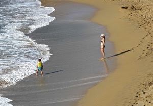 mare, spiaggia, bambino, sabbia, donna, acqua, onde, bagnasciuga, onda, cappello, orme, schiuma, risacca, ombre, mamma, bambini, figlio, impronte, bianco, riva, ragazza, bagnanti, due