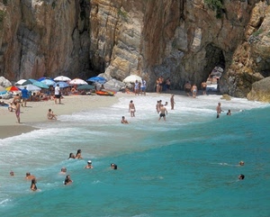 mare, spiaggia, bagnanti, ombrelloni, rocce, sabbia, acqua