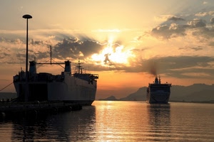 navi, mare, nuvole, acqua, tramonto, sole, cielo, riflesso, controluce, riflessi, montagne, traghetti, traghetto, lampione