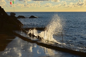 mare, bandiera, nuvole, riflesso, acqua, cielo, scogli, tricolore, onde, onda, riflessi, spruzzi, scogliera, rocce, blu