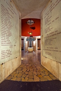 croce, lapidi, lampada, rosso, prospettiva, sacrario, corridoio, pavimento, marmo, crocifisso, monumento, chiesa, interno