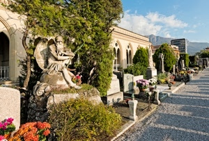 cimitero, fiori, tombe, statua, lapidi, alberi, verde, piante, croci, tomba, nuvole, cielo, vasi, statue, monumento, viale