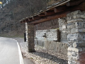 lavatoio, strada, alberi, sassi, pietra, acqua, tetto, pilastri, colonne, legno, fontana