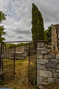 cancello, cimitero, nuvole, pietre, cipresso, alberi, tombe, cartello, cipressi, albero, cielo