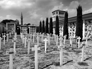 croci, cimitero, cipressi, bianconero, campanile, tombe, nuvole, alberi, croce, cappelle, cielo, lapidi, camposanto, chiesa