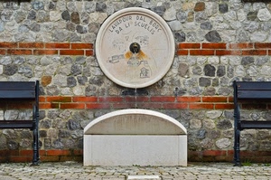 panchine, fontana, acqua, lavatoio, cerchio, muro, scritta, pietra, vasca, mattoni