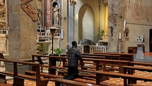 chiesa, banchi, uomo, panche, preghiera, ceri, interno, pregare, devozione, statua