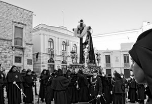 croce, processione, bianconero, devozione, finestre, madonna, statua, palazzi, case, sai, persone, corteo, divise