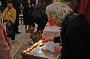 bambino, lumini, fiori, chiesa, devozione, anziana, giallo, persone, donna, candele, rosso, ceri, fiamma, nero, luci, capelli, anziano, tappeto, accesi