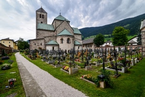 cimitero, tombe, chiesa, croci, fiori, nuvole, campanile