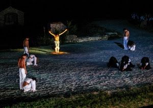 persone, notturno, notte, attori, rappresentazione, teatro, bianco, crocifisso, luci, sabbia, crocifissione, ombre, ballerini, scena