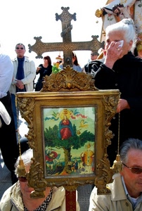 croce, quadro, occhiali, cornice, processione, madonna, fazzoletto, nero, fedeli, donna, uomo, donne, dipinto, devozione, oro, persone