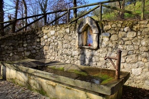 acqua, lavatoio, muro, staccionata, alberi, fontana, edicola, rubinetto, abbeveratoio, pietre