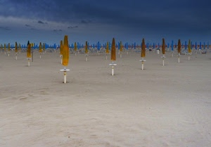 ombrelloni, spiaggia, sabbia, cielo, nuvole, chiusi, mare, arancione, blu