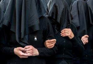 mani, nero, devozione, donne, velo, veli, processione, fazzoletti, preghiera