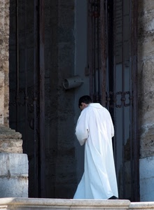 bianco, prete, chiesa, devozione, frate, portone, porta, ingresso, tonaca, colonna, entrare