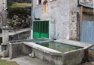 acqua, lavatoio, verde, fontana, portone, porta, vasche, cannella
