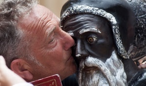 bacio, statua, nero, uomo, barba, santo, devozione, baffi, occhi, bianco