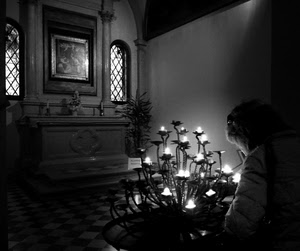 bianconero, chiesa, luci, altare, candele, donna, devozione, finestre, candelabro, pregare