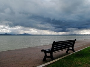 nuvole, panchina, mare, cielo, acqua, verde, maltempo, montagne, lago, panorama, orizzonte, erba, lungomare, prato