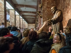 devozione, statua, santo, padre, pio, mani, persone, fedeli, folla, gente, portico, devoti