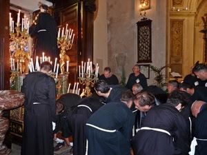 candele, chiesa, devozione, frati, santo, statua, cordoni, candelabri, processione, interno