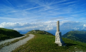 nuvole, cielo, erba, prato, montagna, sentiero, strada, colonna, cippo, montagne, sassi, verde