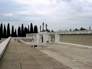 croci, alberi, cimitero, nuvole, cielo, cipressi, tre, sacrario, monumento, lapidi, scritte, verde