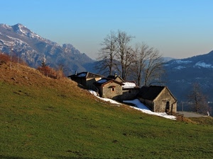 alberi, montagna, case, prato, neve, montagne, verde, cielo, casa, silenzio, paesaggio