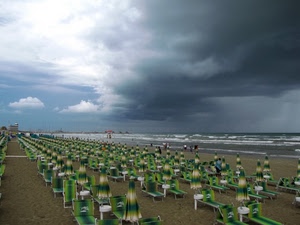 ombrelloni, mare, spiaggia, nuvole, sabbia, sdraio, cielo, verde