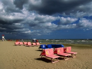 mare, spiaggia, nuvole, onde, sabbia, cielo, lettini, sdraio, blu, rosa, bagnino, rosso, nuvoloni, acqua, schiuma, ombrellone, persone